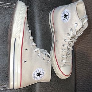 Converse Chuck 70’s in the color parchment/garnet/egret. Women’s 11 Men’s 9